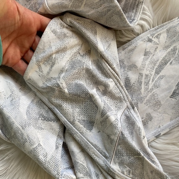 Lululemon Speed Up Tight 6 - Picture 5 of 10